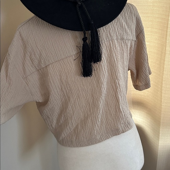 Beige Button-Up Women's cropped blouse - Picture 4 of 7